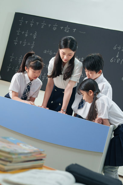 老师给小学生辅导学习图片下载
