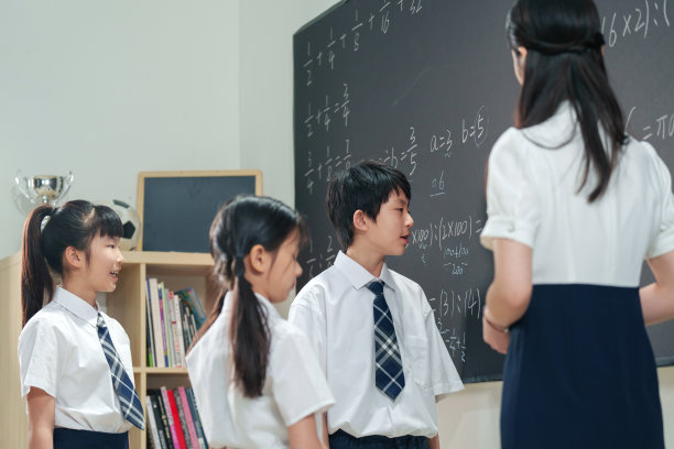 老师给小学生上课图片下载