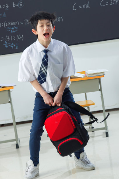 快乐的小学男生在教室里欢呼跳跃图片下载