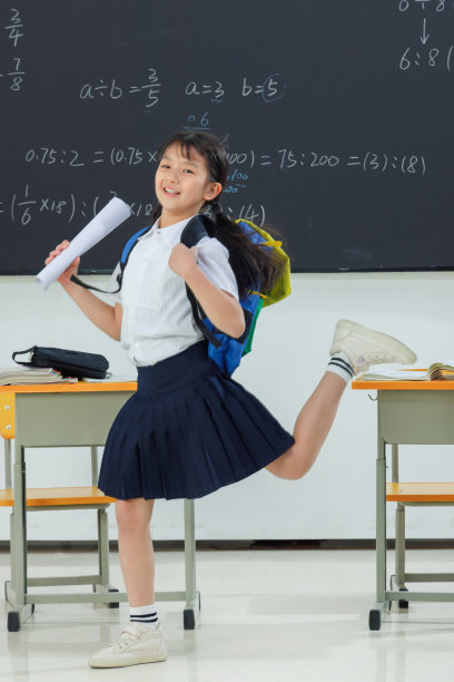 快乐的小学女生在教室里欢呼跳跃图片下载