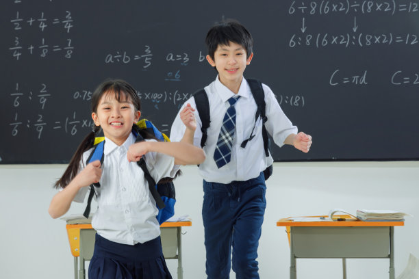 快乐的小学生在教室里欢呼跳跃图片下载