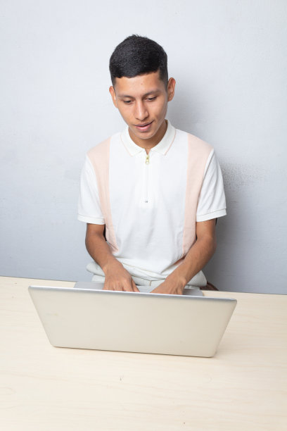 墨西哥年轻人在办公室使用笔记本电脑。拉丁语的学生图片下载