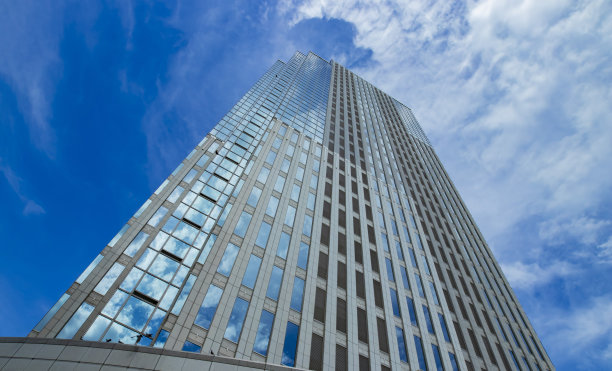 一片云彩反射出商业城的建筑的广角镜头图片下载