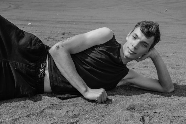 孤独的人躺在沙漠的沙子上图片下载