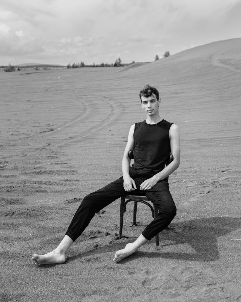 孤独的人坐在沙漠的椅子上图片下载