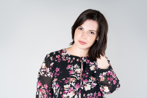 加上尺码模特休闲服装，胖女人在灰色的背景，超重的女性身体图片下载