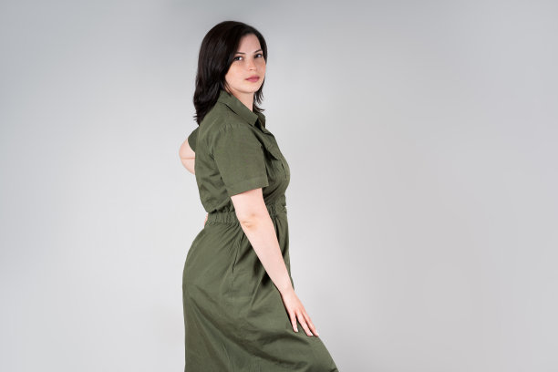 加上尺码模特休闲服装，胖女人在灰色的背景，超重的女性身体图片下载