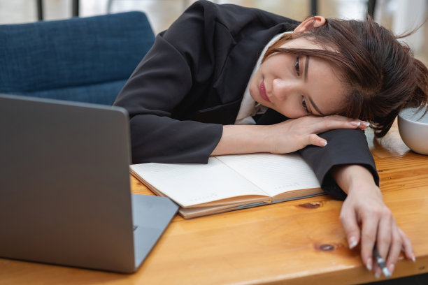 工作倦怠综合症的概念。劳累过度的女性在办公室工作。疲劳综合症的概念。图片下载