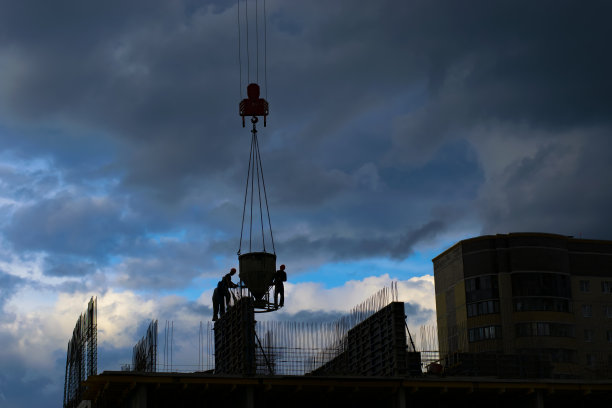 建筑工人们在工地上浇筑混凝土。轮廓图片下载