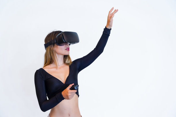女人与虚拟现实眼镜在白色背景，未来主义的概念，复制空间和粘贴图片下载