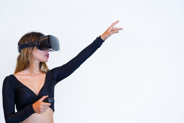 女人与虚拟现实眼镜在白色背景，未来主义的概念，试图触摸虚拟对象图片下载