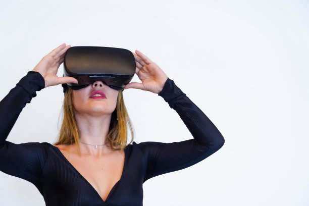 戴着白色背景虚拟现实眼镜的女人，未来概念，元宇宙，震惊图片下载