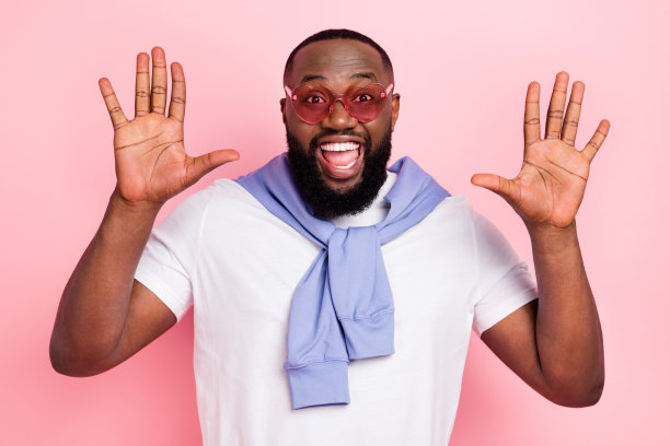 照片中的年轻人喜出而外的好心情男人在聚会上有趣的眼镜放松孤立在粉红色的背景图片下载