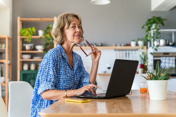 美丽成熟的年长妇女在家里图片下载