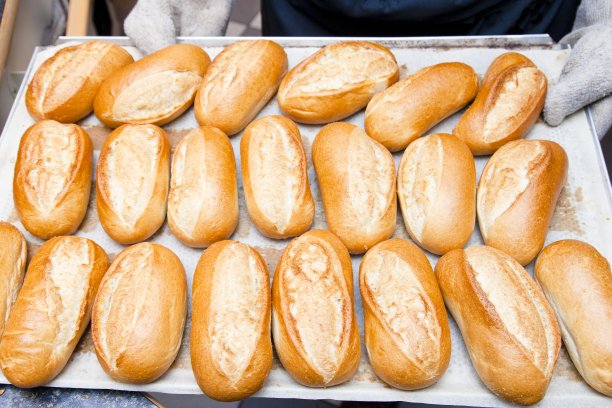 烤盘上刚烤好的热面包图片下载