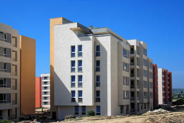 未完成的天空背景新住宅公寓楼图片下载
