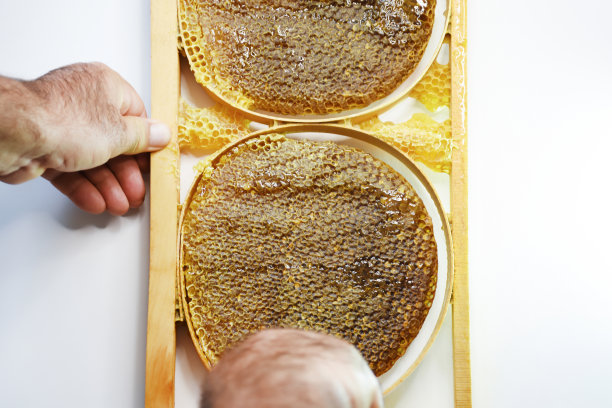 用刀手工切割蜂窝图片下载