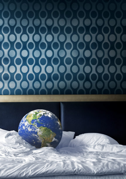 在床上旅行地球的概念图片下载