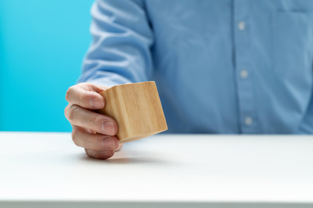 拿着一块空白方块的商人图片下载