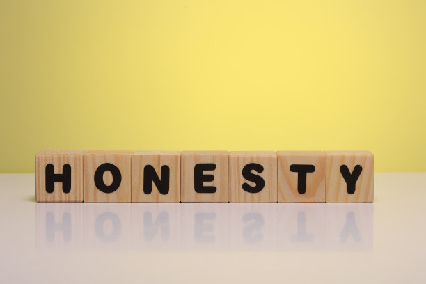 木制立方体上的诚实字图片下载