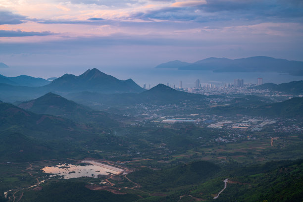 芽庄市从Dac Loc山看到的城市景观图片下载