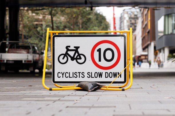 骑自行车者的速度标志图片下载