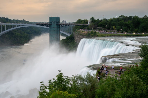 瀑布与塔图片下载