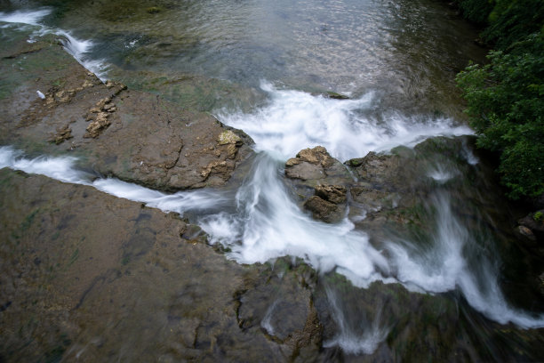 水漫过岩石图片下载