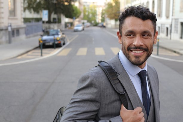 西装革履的英俊商人图片下载