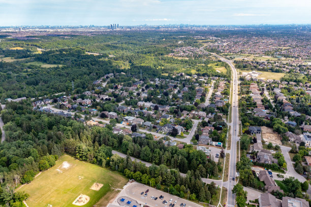 鸟瞰图克莱恩堡镇和伊斯灵顿大道，沃恩，加拿大图片下载