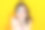照片惊吓可爱的女人穿粉红色上衣看3d恐怖电影孤立的黄色背景图片下载