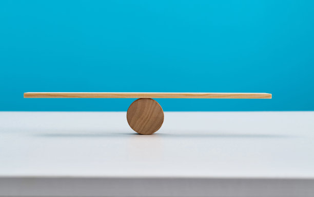 用玩具积木做成的跷跷板图片下载