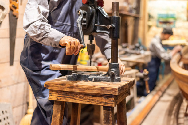 木匠在船坞用手转动钻头图片下载