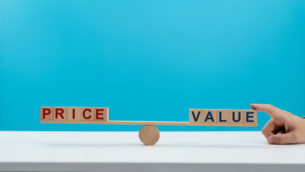 木制跷跷板与文字的价格和价值图片下载