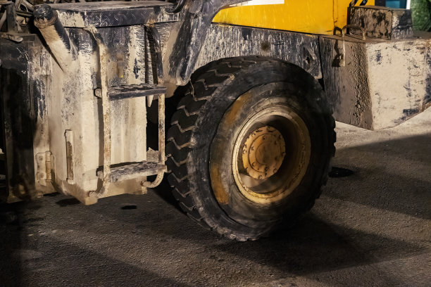 晚上在路边装载机图片下载