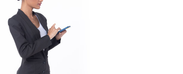 半身残疾人没有手指拇指的年轻成年女性的手使用互联网电话打字聊天，白色背景孤立。亚洲女性微笑在休闲服装专业业务图片下载