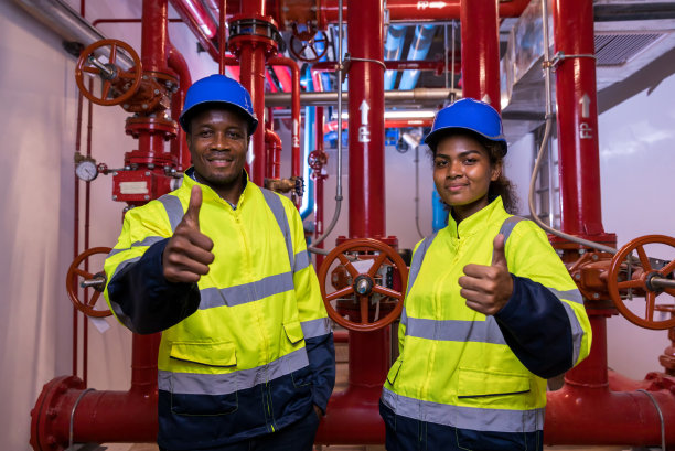 检查消防系统和消防设备的工程师或技术员工作图片下载