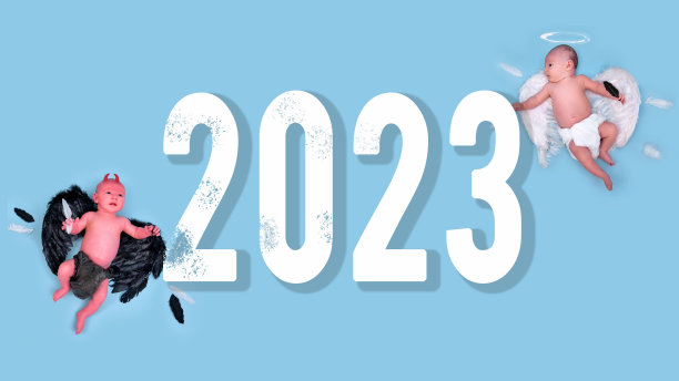 新生婴儿天使和恶魔，蓝色的工作室背景上写着2023年图片下载