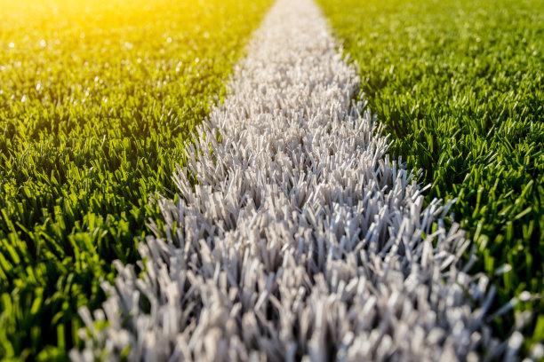 绿色草地上的白线运动概念图片下载