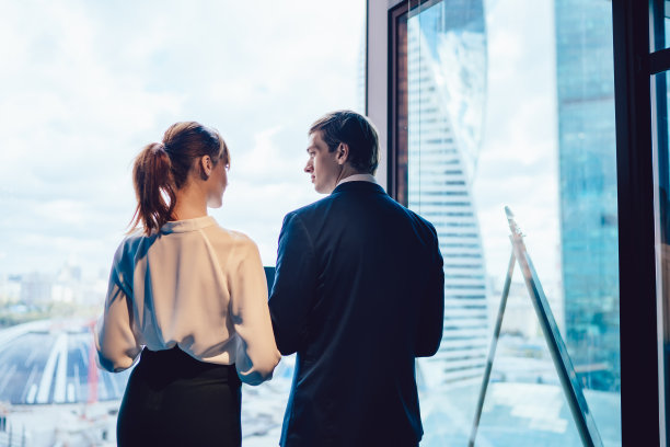 回顾年轻的白人男女讨论富有成效的商业计划在办公室头脑风暴谈话，经验丰富的企业家分析公司工作流程咨询与秘书图片下载