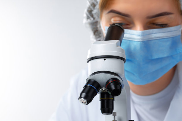 女科学家用显微镜工作的特写照片图片下载