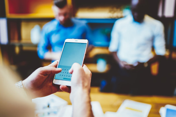 男性手在现代智能手机设备上打字的文本信息与空白屏幕区域为您的网站，选择性集中在移动设备与商业内容的复制空间图片下载