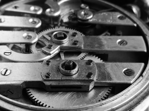 一个旧钟的内部。怀表从里面。怀表的齿轮。微距摄影-黑白照片。图片下载