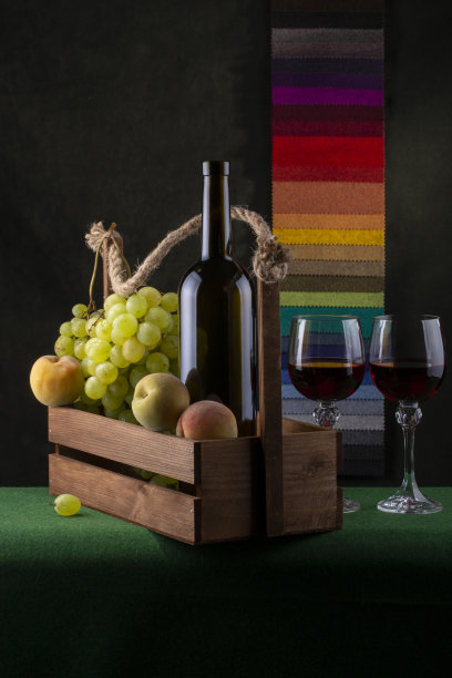 静物画，葡萄和酒杯里的酒图片下载