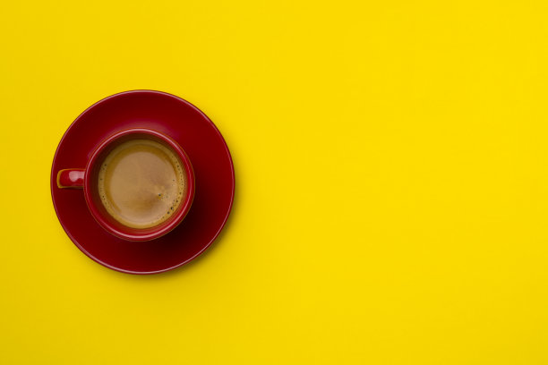 一杯美味的咖啡，彩色背景，俯视图图片下载