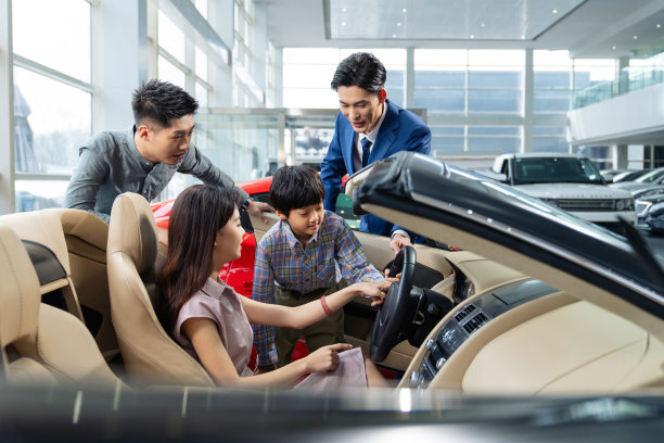 汽车销售人员为三口之家介绍图片下载
