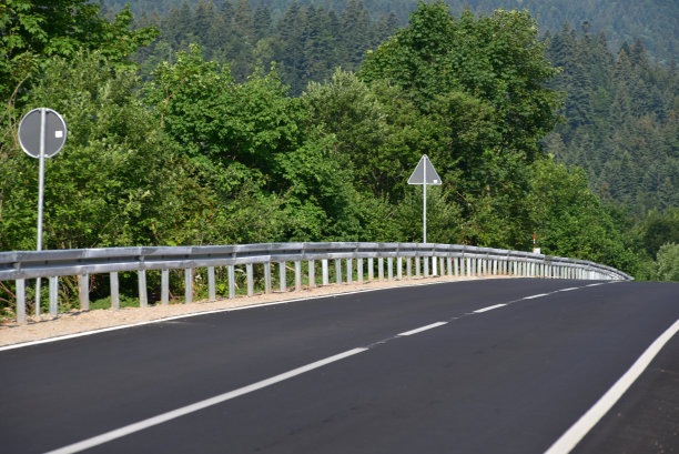 开放道路的金属围栏图片下载