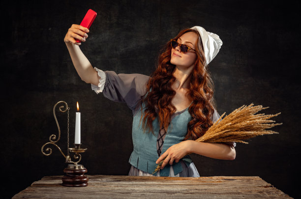 复古风格。年轻迷人的红发女孩与长卷发像女孩的复兴时代孤立在黑暗的背景。时代比较、美、艺术、绘画图片下载