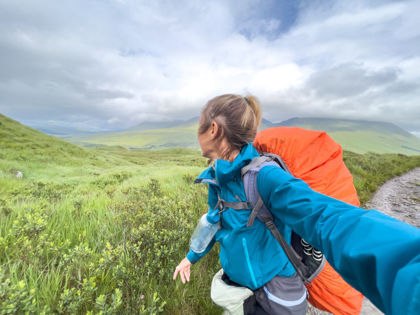 一名背包客在苏格兰高地徒步旅行时自拍图片下载