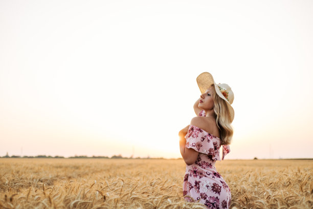 麦田里的年轻女子图片下载